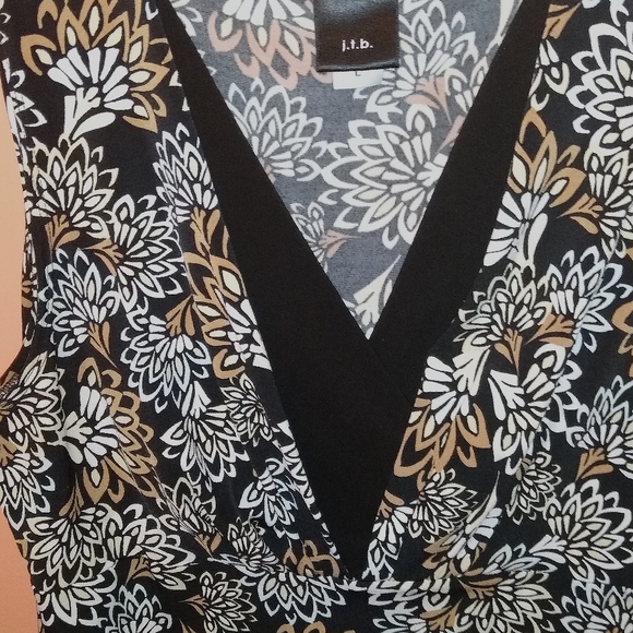 Sleeveless Floral Top - Picture 2 of 10